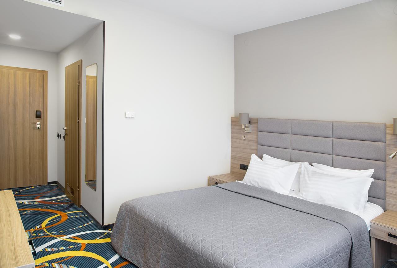 Willing Hotel Minsk Buitenkant foto